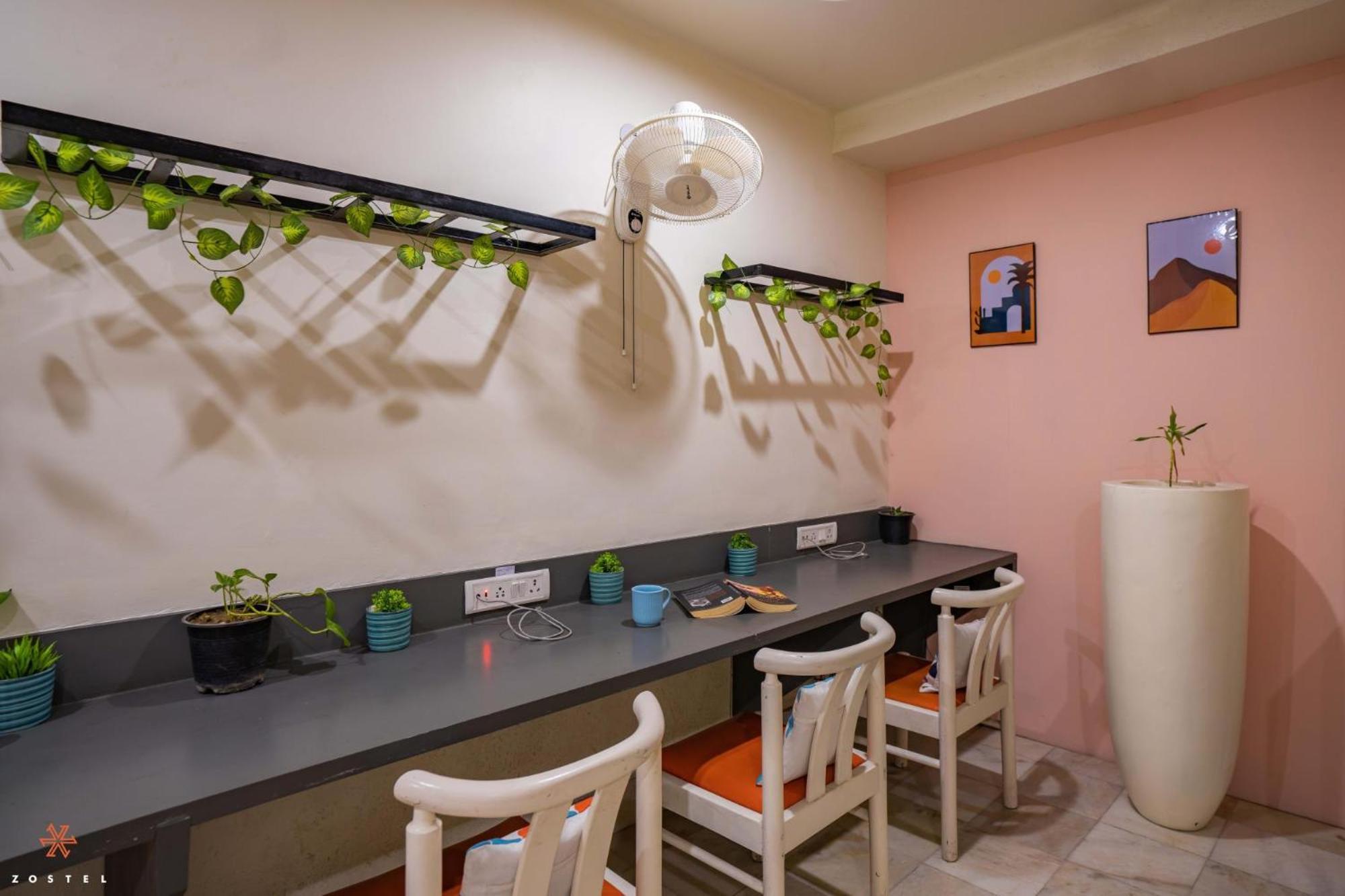 Хостел Zostel Delhi Нью-Дели Экстерьер фото